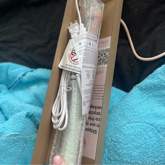 🆕Beachwaver 1.25 Curling Iron - Floral Design - Picture 3 of 3